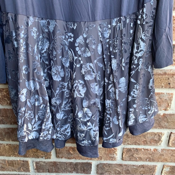 LOGO by Lori Goldstein top with Velvet application - Picture 7 of 7